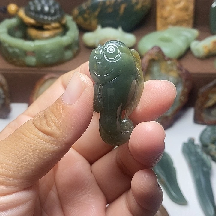 颈饰未镶嵌岫岩河磨玉（透闪石质玉）