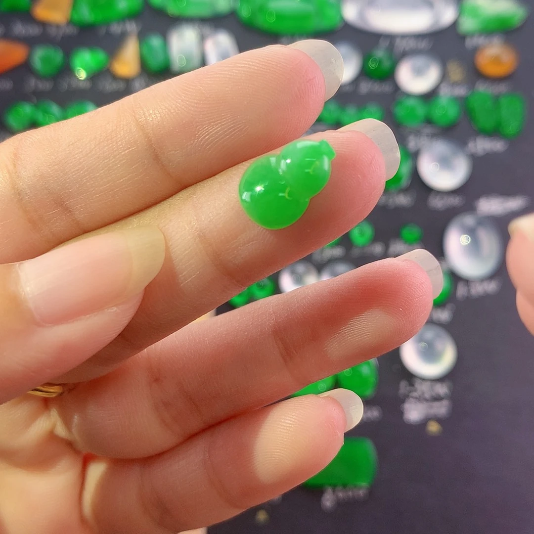 【闪购商品】翡翠未镶嵌颈饰绿葫芦