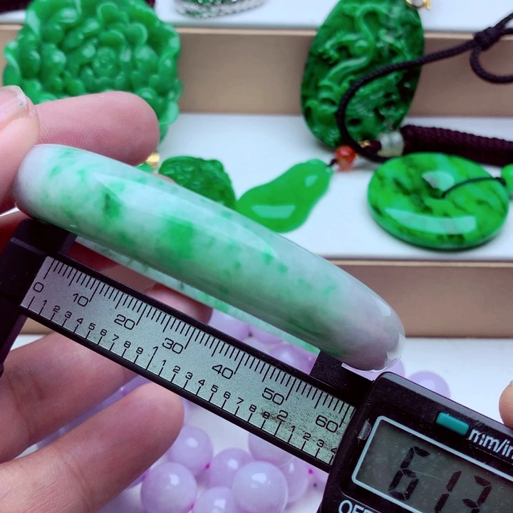 翡翠未镶嵌手镯……