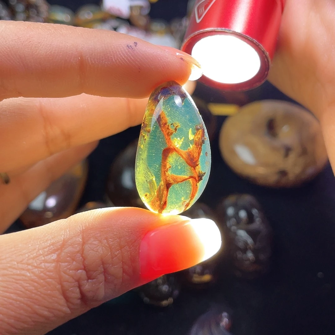 琥珀裸石未镶嵌，