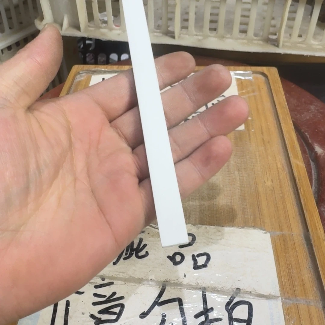 瑕疵介意勿拍陶瓷器皿C041古****马