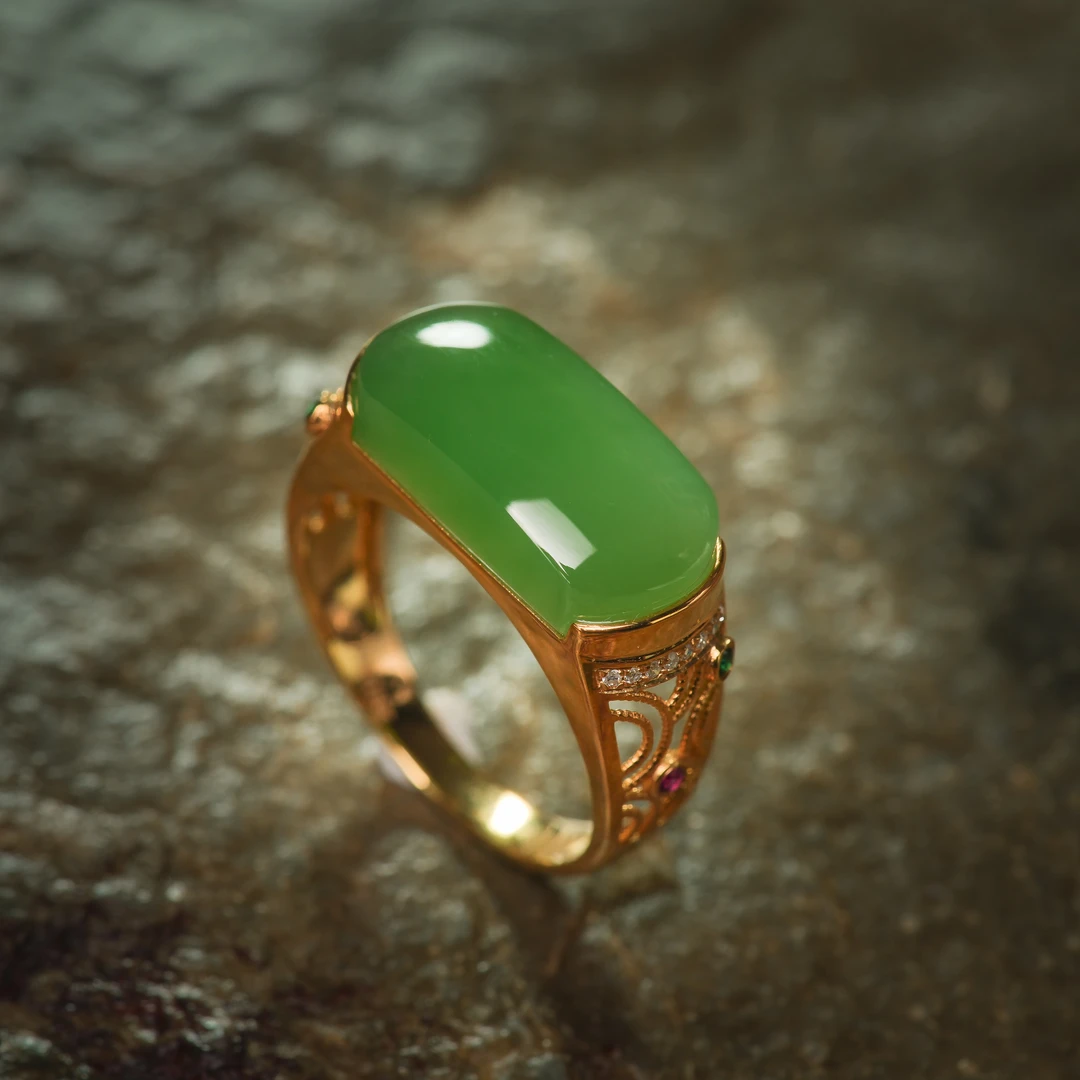 春菁·传世级和田玉苹果绿18K金戒指AJ0448约7.8*6mm