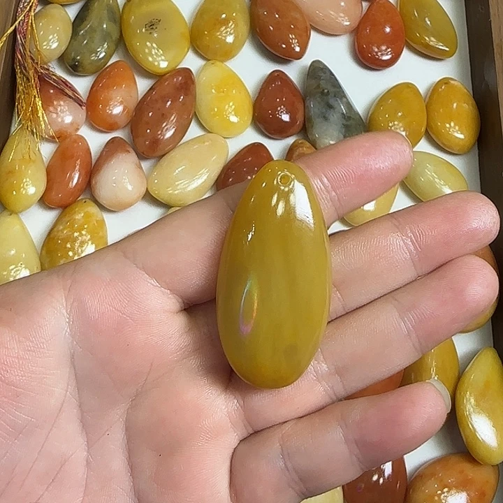 石英质玉（金丝玉）未镶嵌颈饰