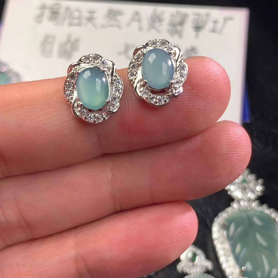 翡翠未镶嵌颈饰大耳钉