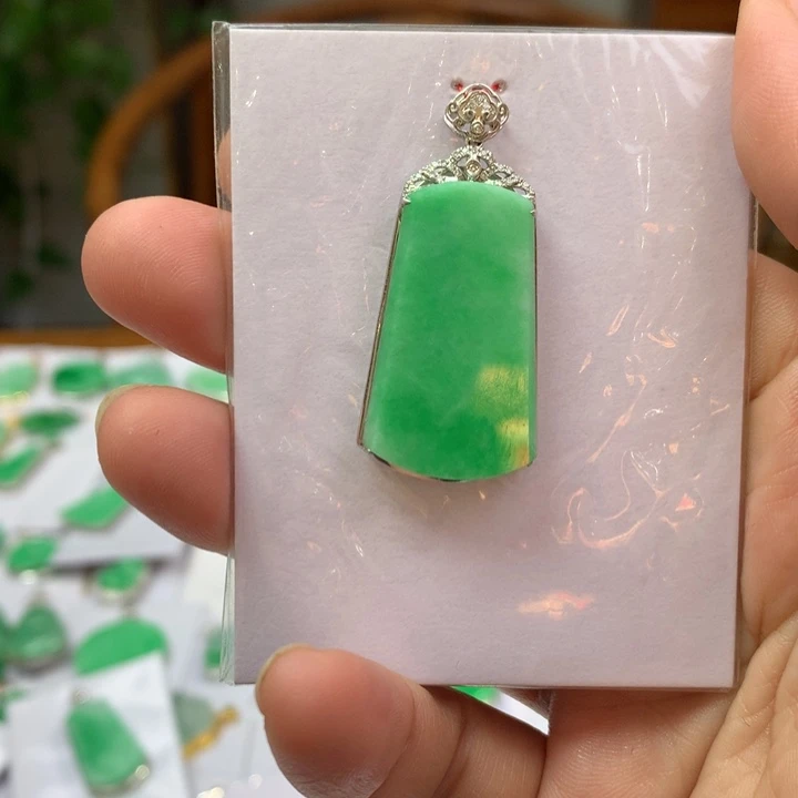 翡翠颈饰18K金镶嵌?**?翡翠吊坠