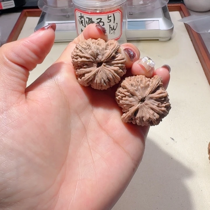 往***风文玩核桃吊坠35全品原装无药红宝石