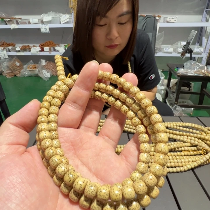 星月菩提吊坠鸡油黄9×8左右108颗