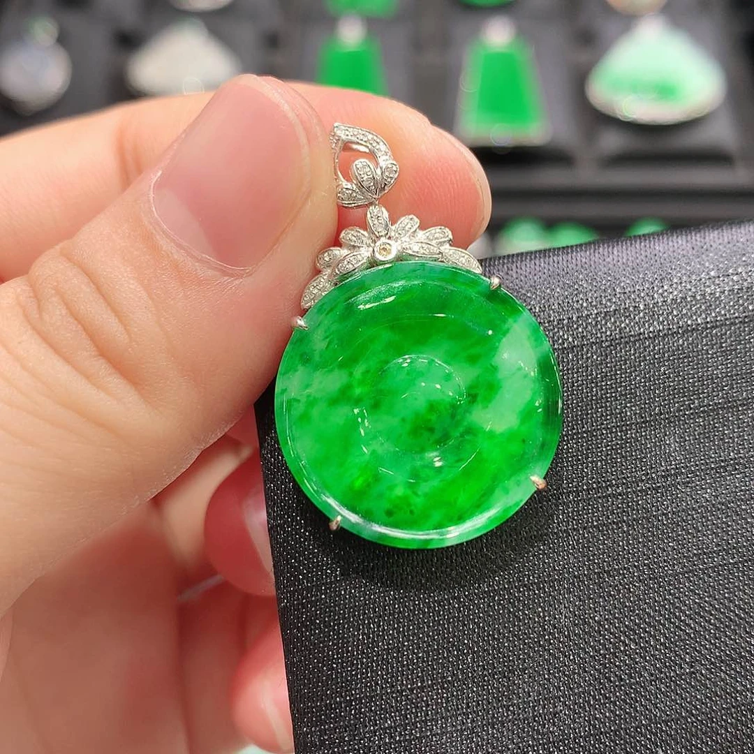 翡翠18K金镶嵌颈饰圆牌