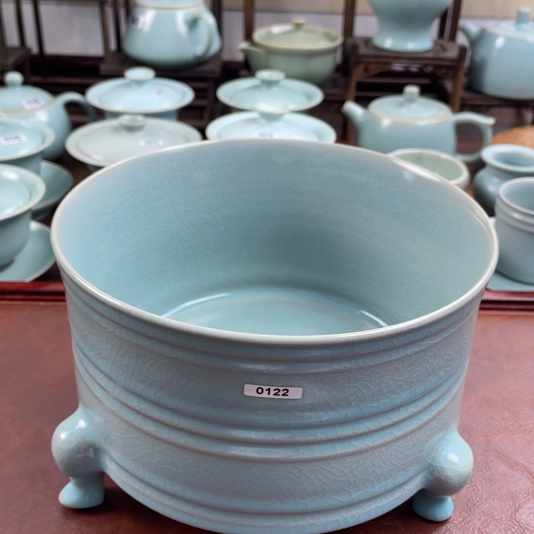 微瑕122号仿古三足樽………$