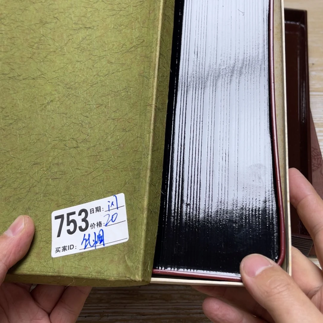 瓷片氐*密密麻麻地排列着一个