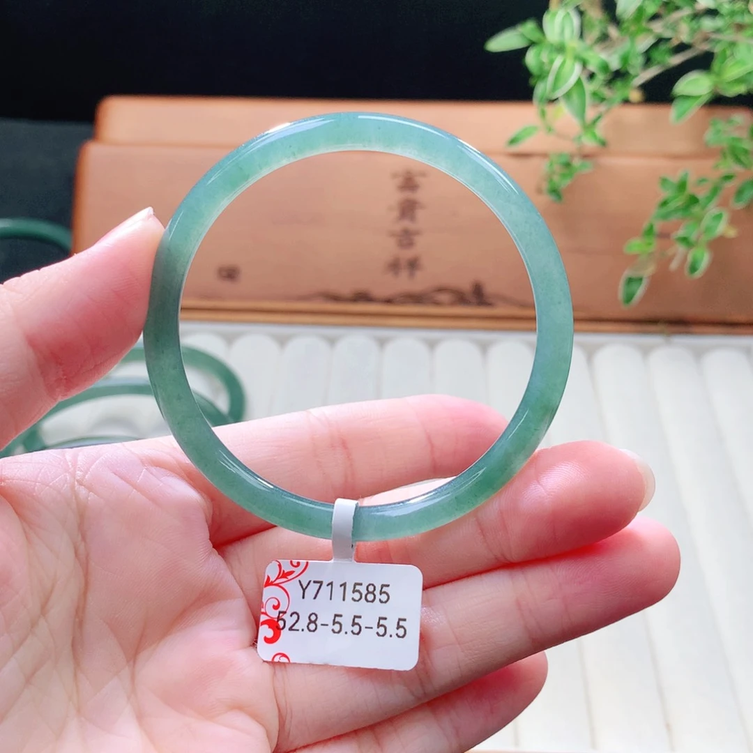 未镶嵌手镯（圆镯）翡翠