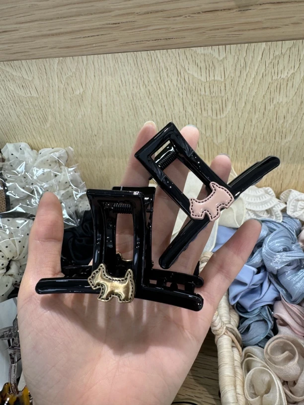 小狗一直半爪全抓抓力紧