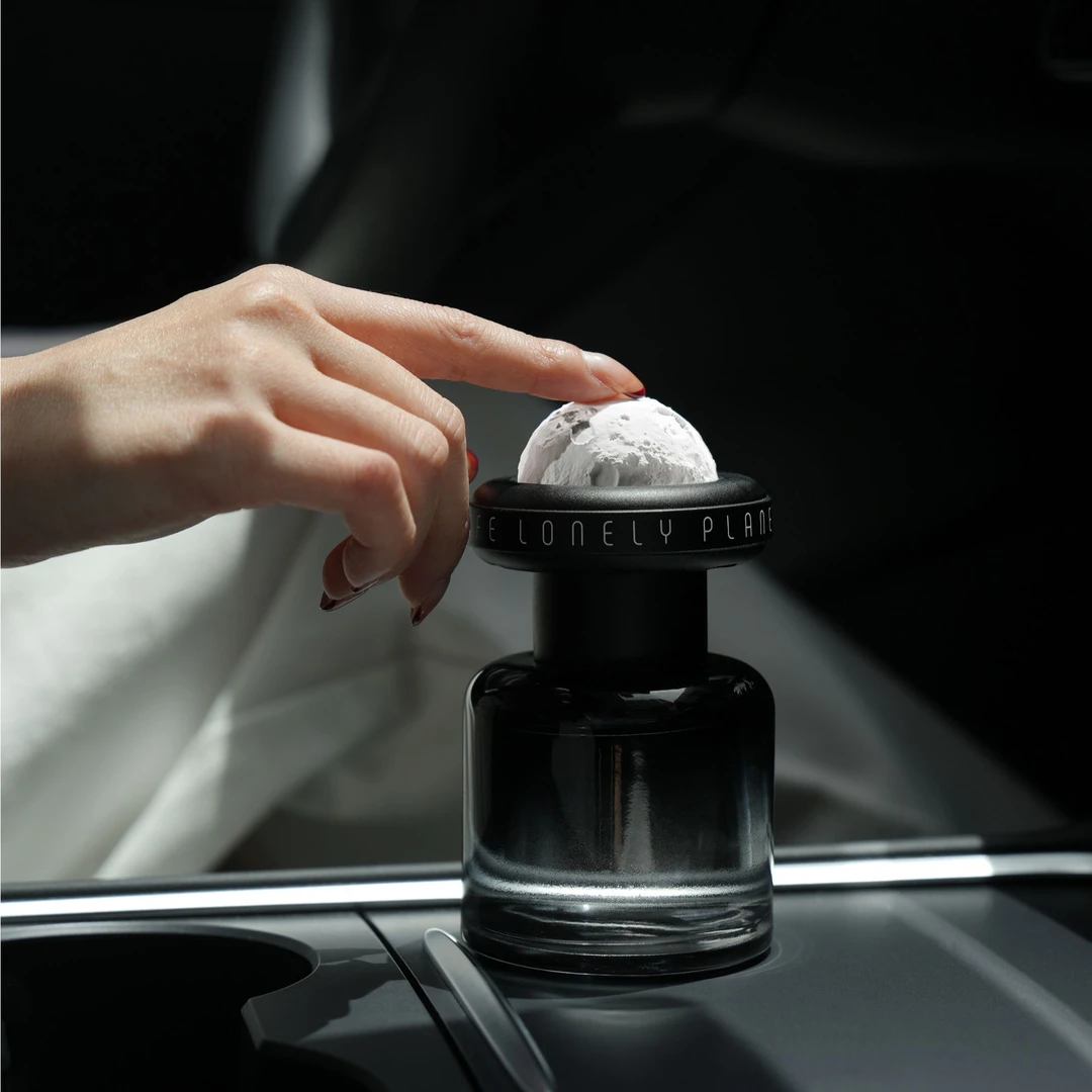 bbdd车载香氛汽车座式香水车内杯架孤独星球香薰居家摆件栀子花香