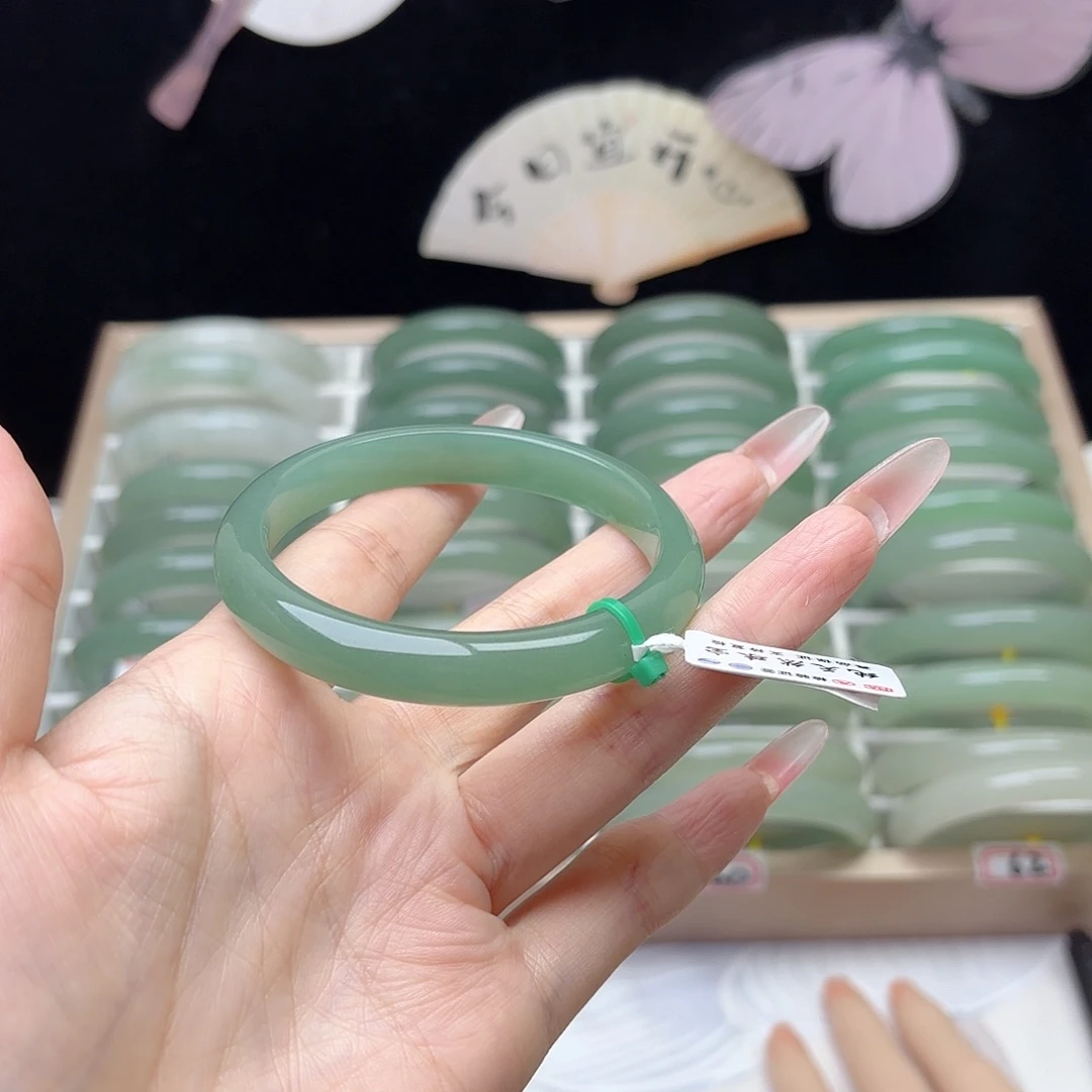 未镶嵌手镯石英质玉