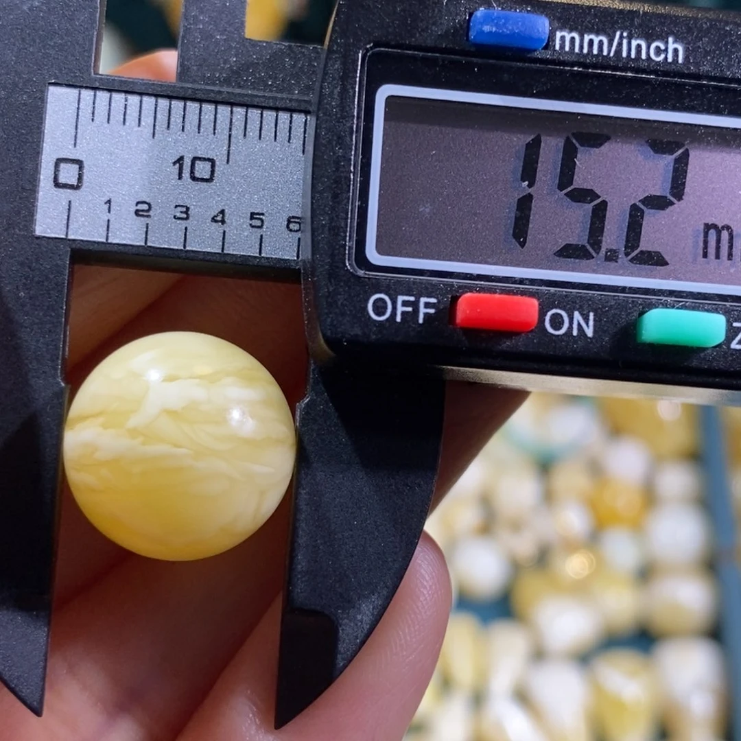 琥珀裸石未镶嵌配饰