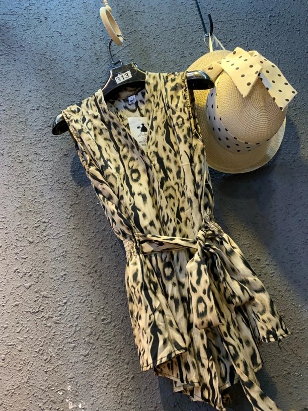 收腰绑带无袖衬上衣