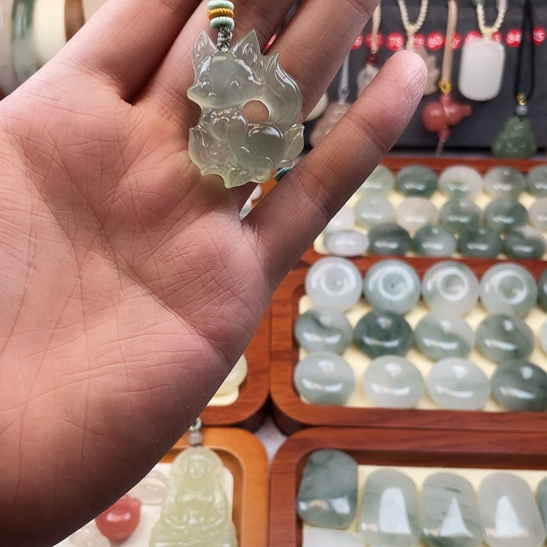 蛇纹石玉未镶嵌颈饰