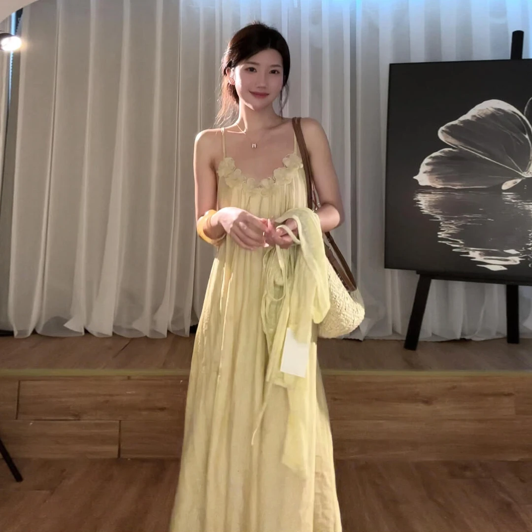 海边度假高级感黄色吊带连衣裙子女夏季2025新款流行多巴胺服装女