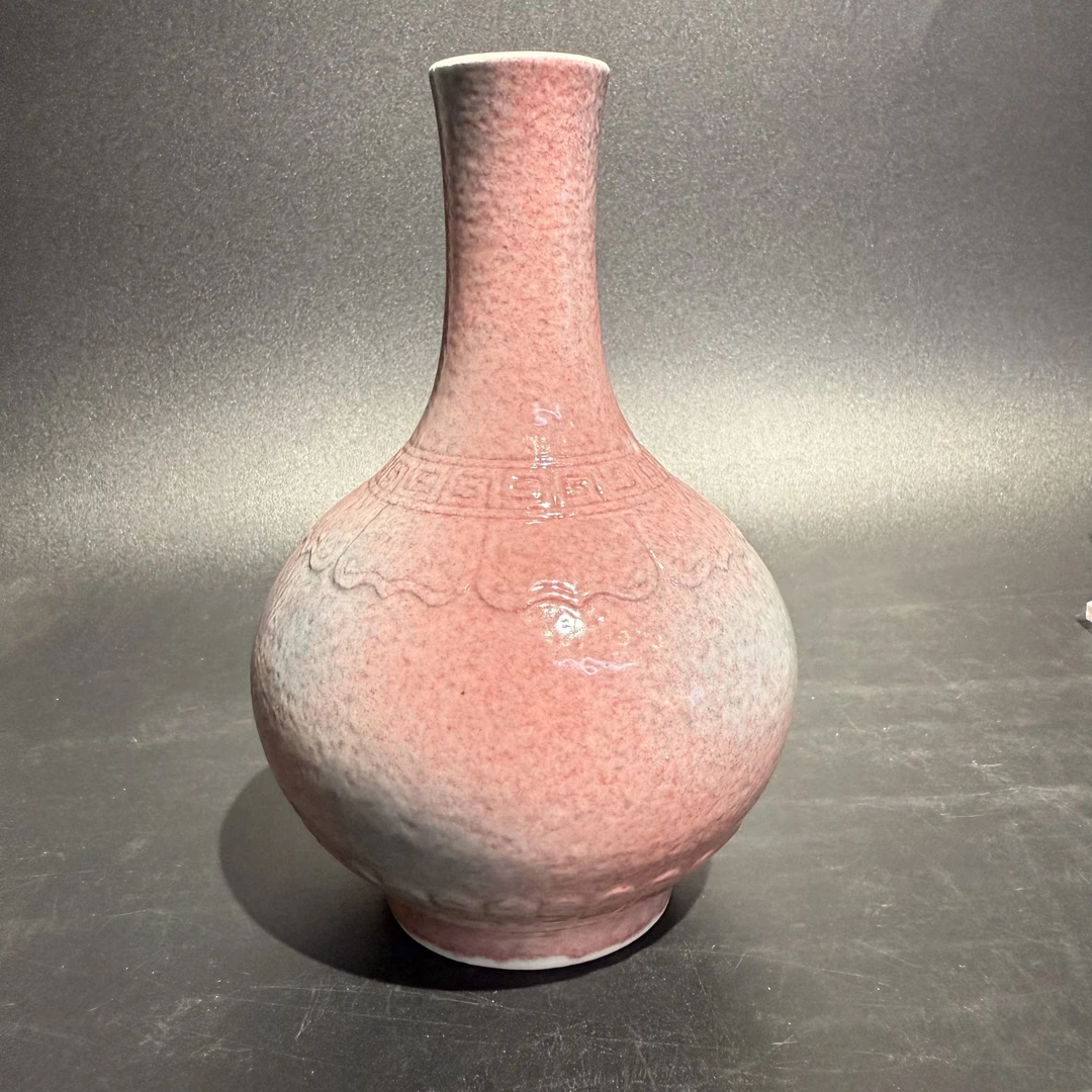 C-A0816067 民国 桃花洞暗刻莲瓣回纹赏瓶 高度17.2，肚径10.7