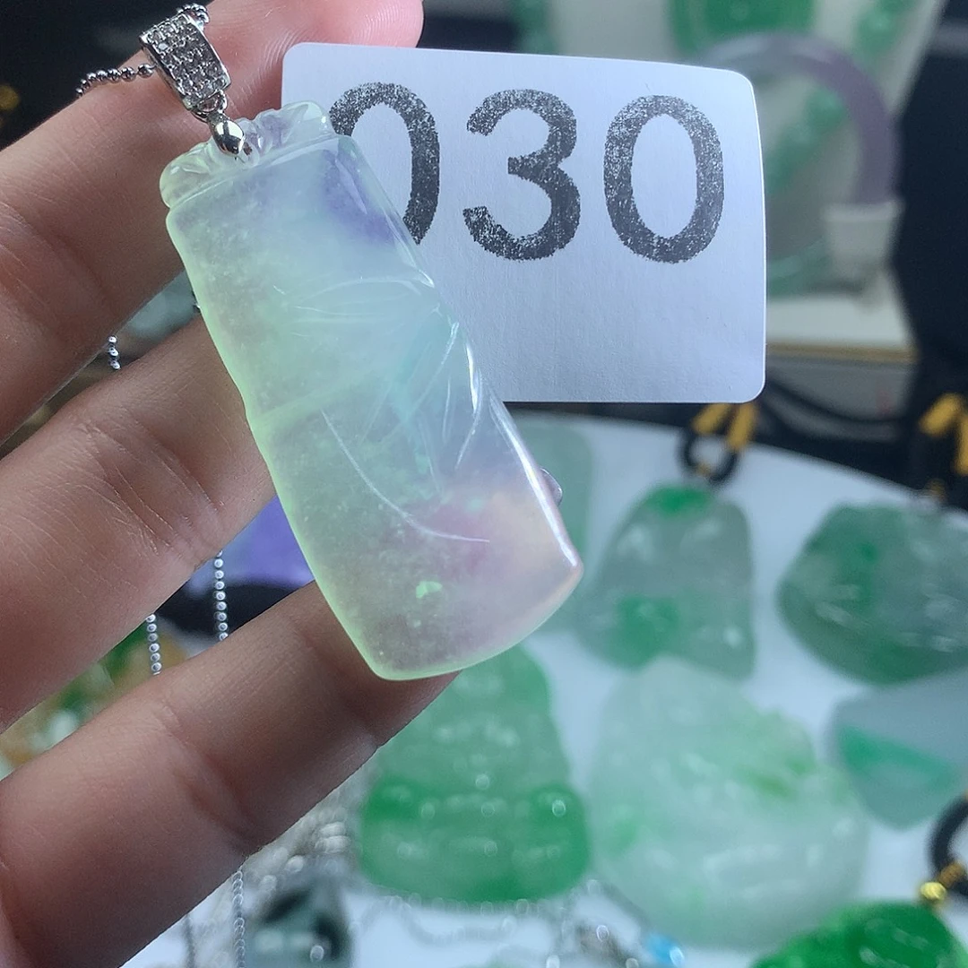 翡翠未镶嵌吊坠(赠链)