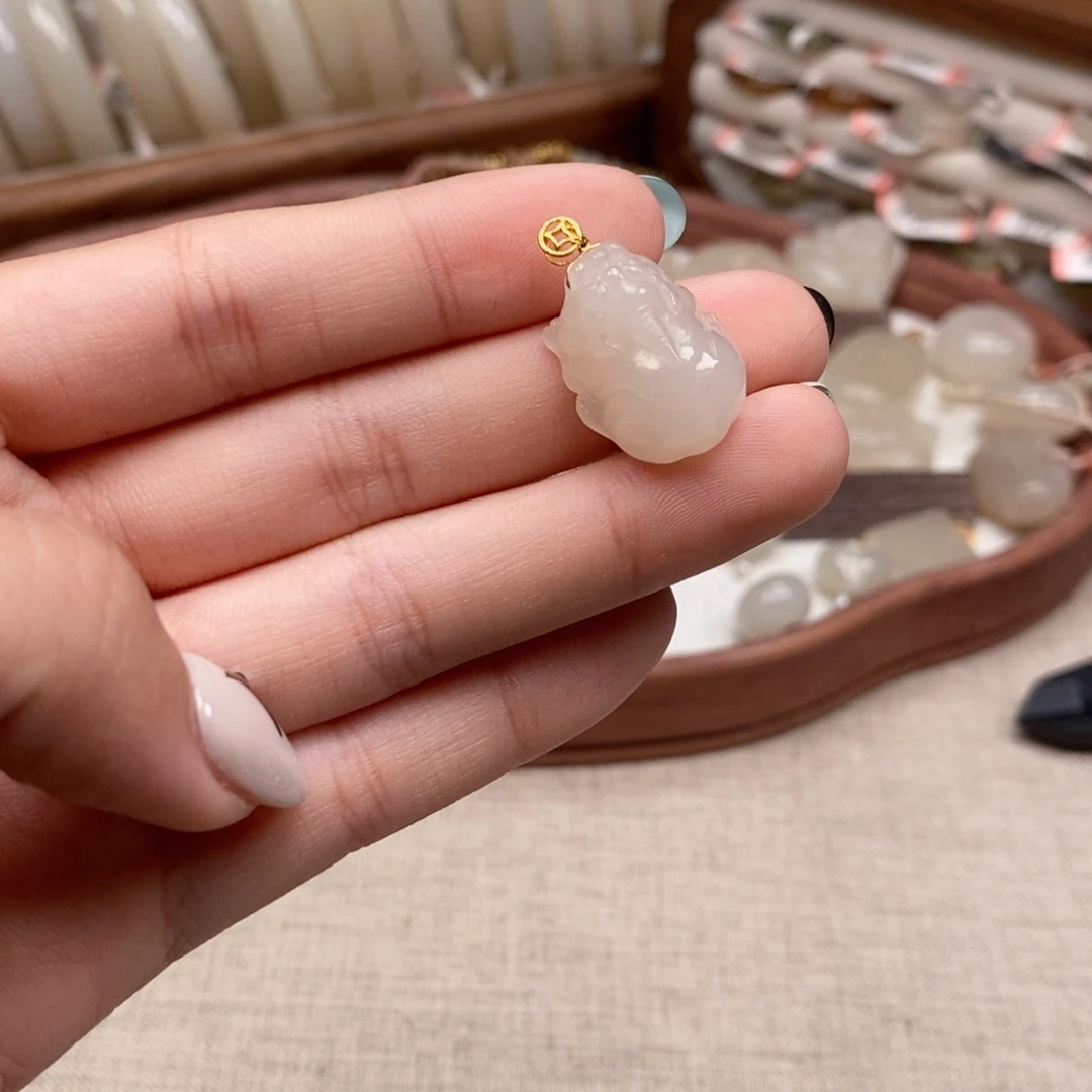 颈饰18K金镶嵌和田玉貔貅