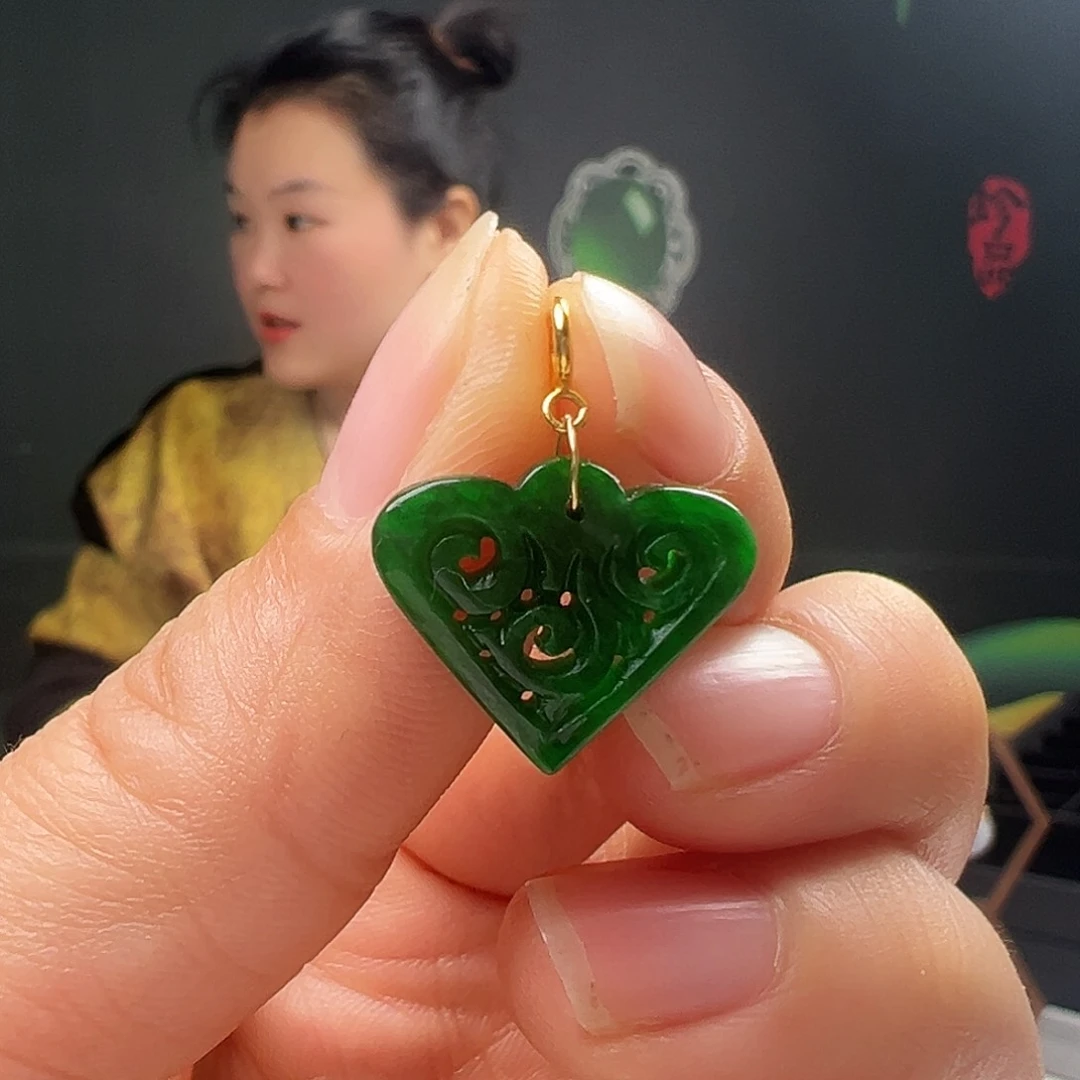 18K金镶嵌翡翠耳饰