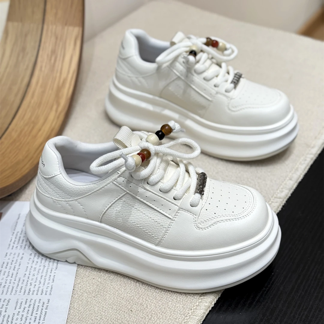 真皮韩版高级感洋气增高小白鞋女2025新款秋厚底串珠系带休闲板鞋