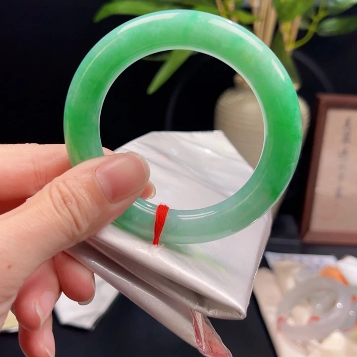 未镶嵌手镯翡翠26号53-55满果阳绿胖圆定金，价格很香