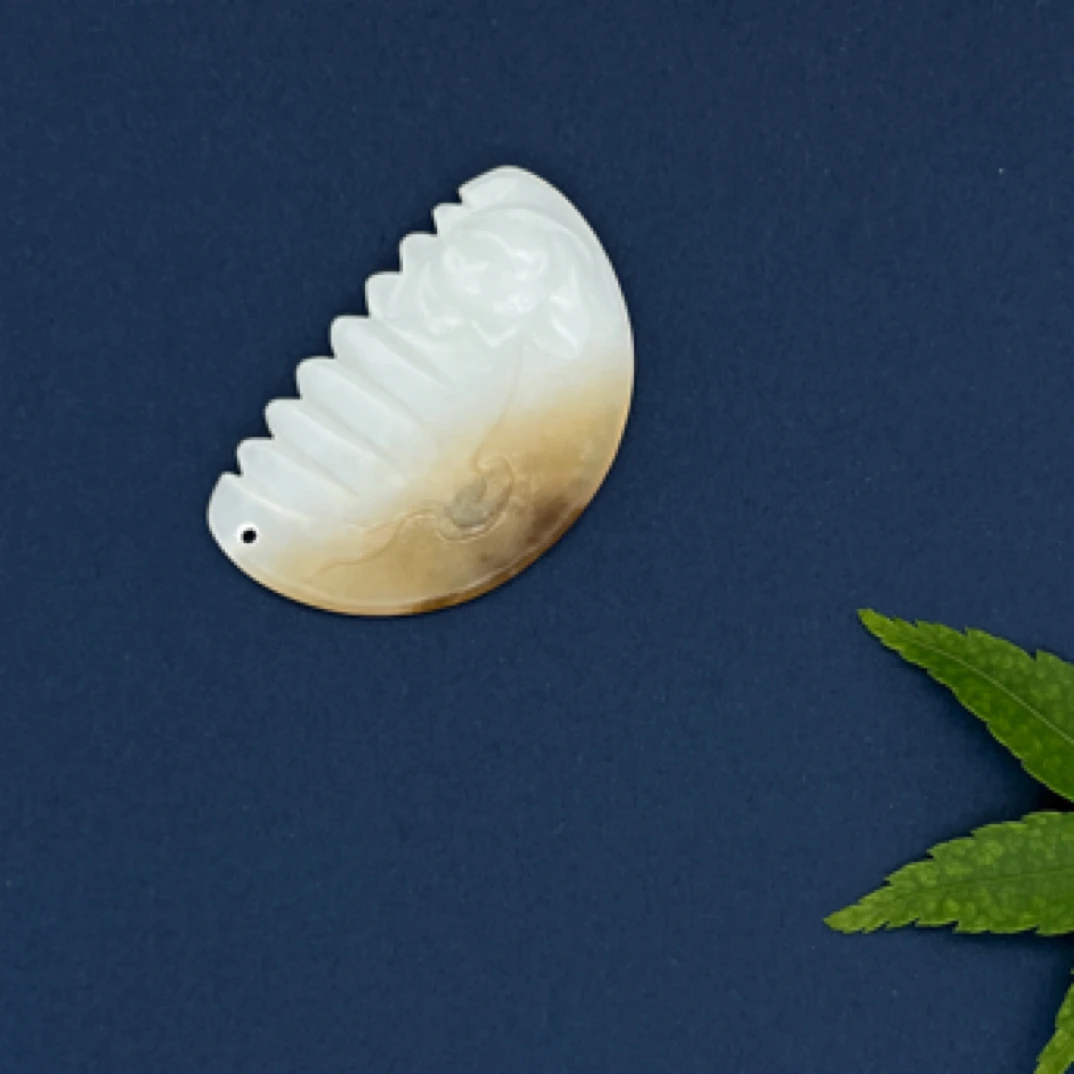 新疆和田玉且末料梳子吊坠。40*25*3.8*