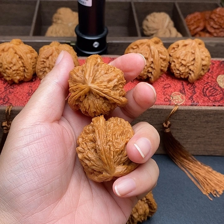 夏***侯文玩核桃把件白奔