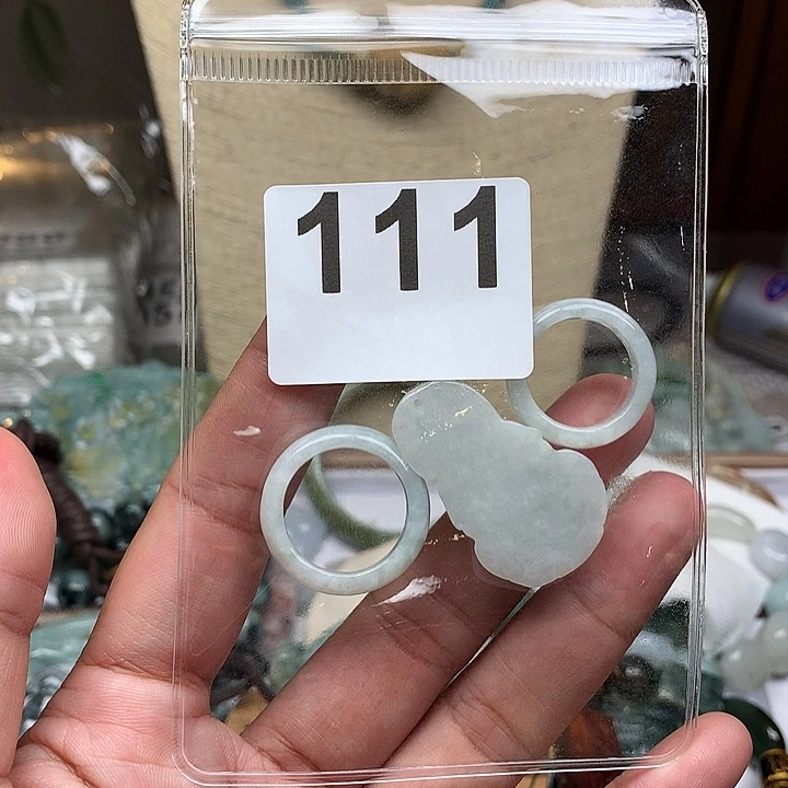 翡翠颈饰未镶嵌?**暖翡翠