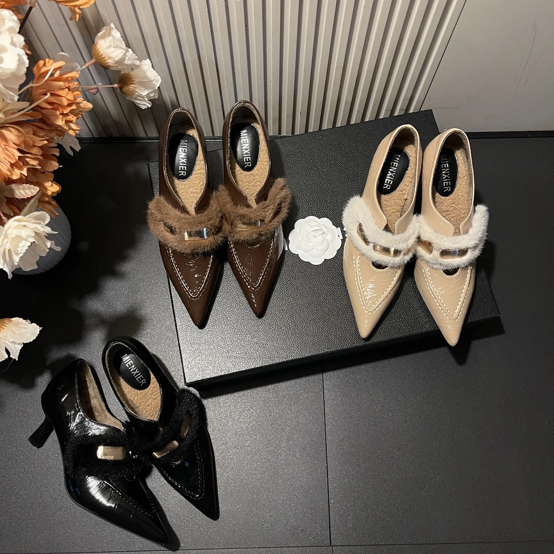 2025年秋冬季新款魔术贴镂空设计感加绒时尚百搭舒适浅口高跟鞋