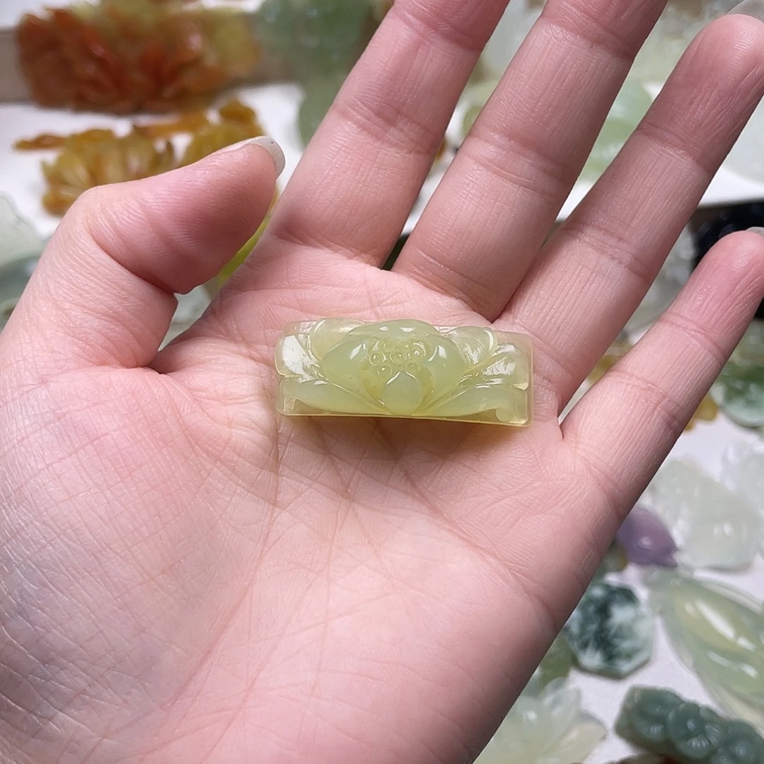 貂***婵蛇纹石玉未镶嵌颈饰