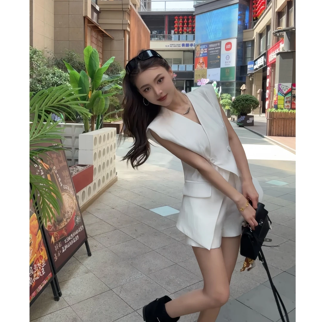 夏季高级感轻奢气场套装薄款设计感修身掐腰上衣+短裤显瘦两件套