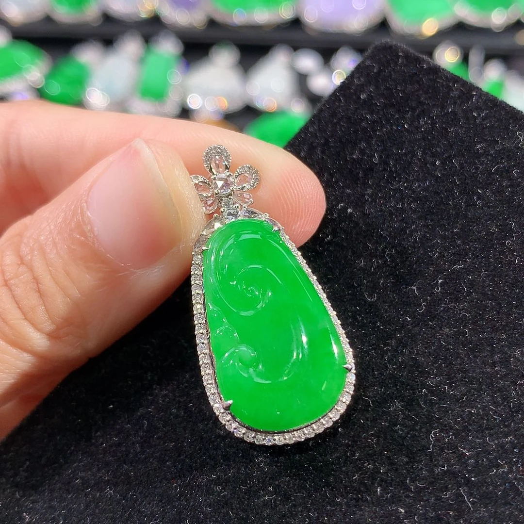 翡翠18K金镶嵌颈饰