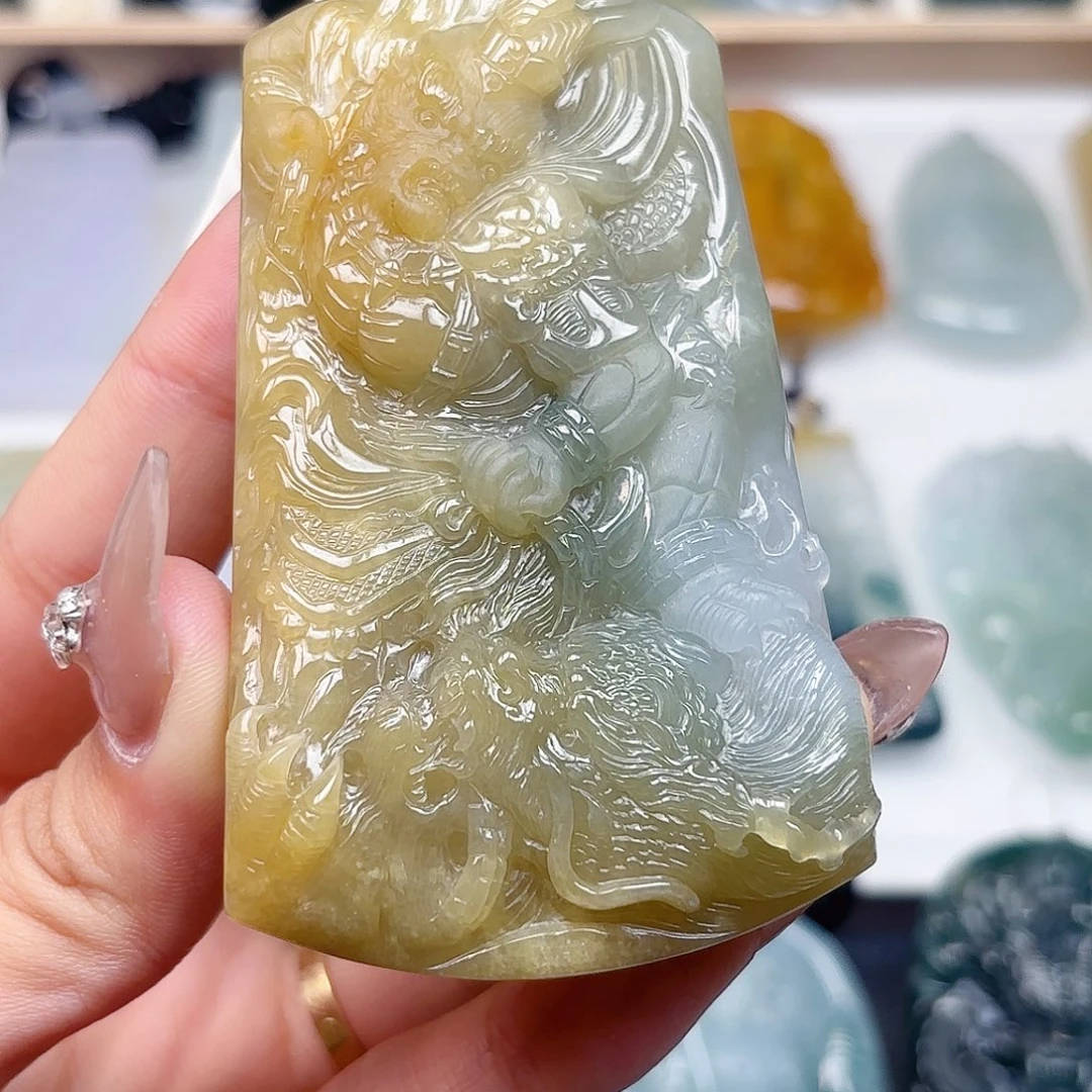 翡翠未镶嵌颈饰大圣