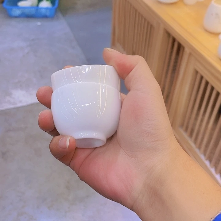 纯白的天空下的天空和