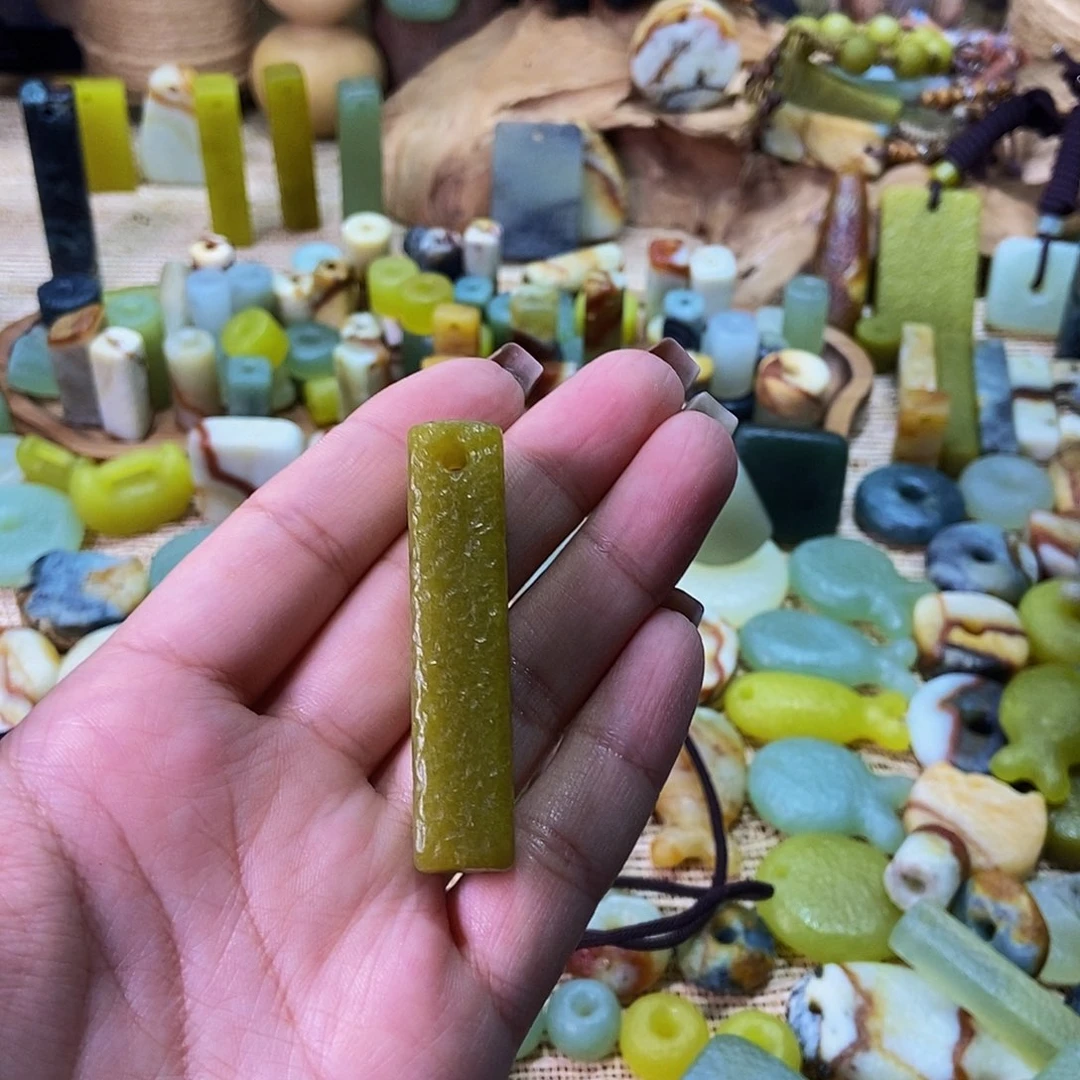 未镶嵌蛇纹石玉颈饰棒**橙