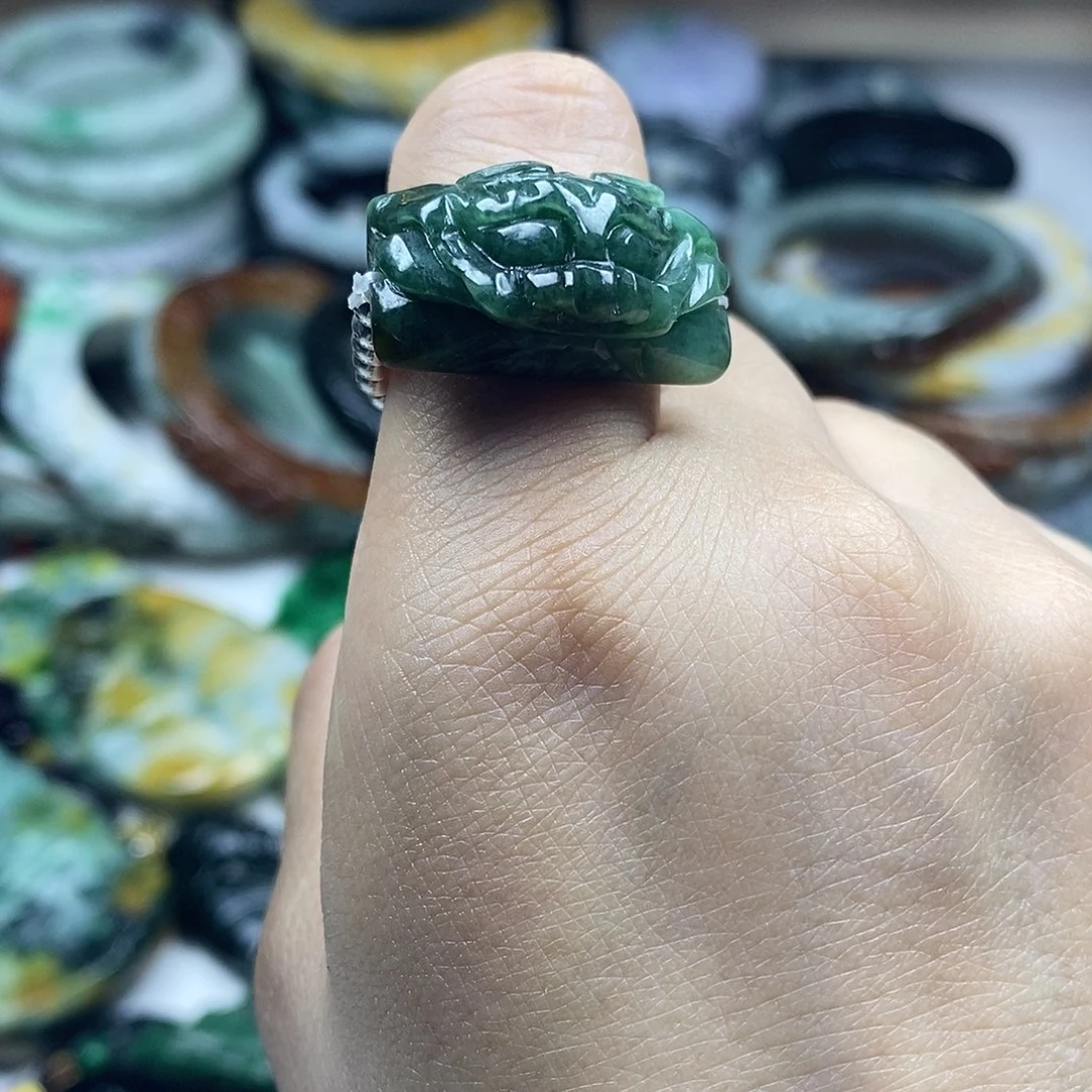 翡翠未镶嵌颈饰戒指