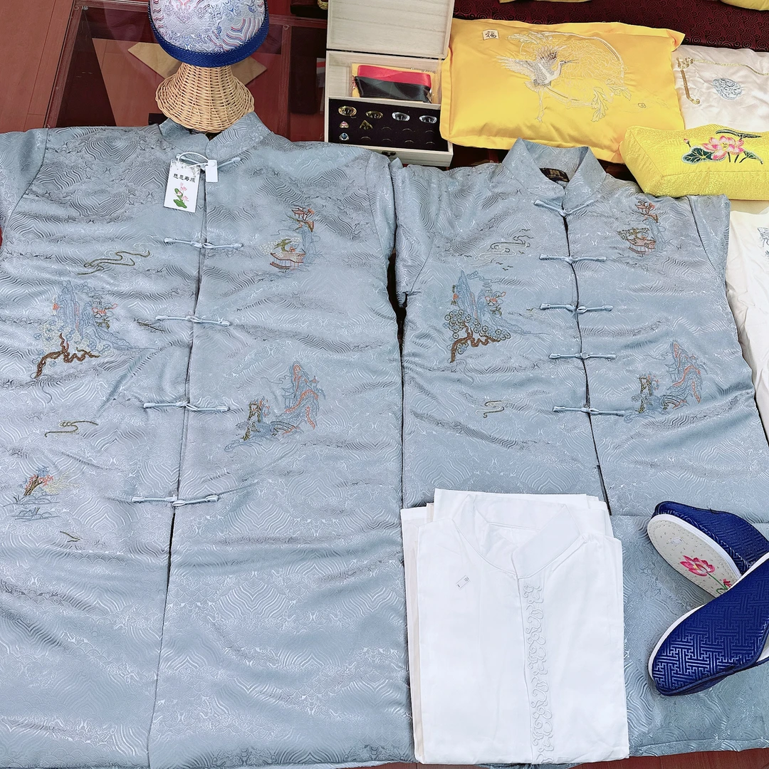 浅蓝色国风刺绣中老年外套