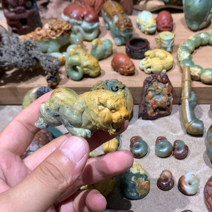 未镶嵌岫岩河磨玉（透闪石质玉）把件乐****