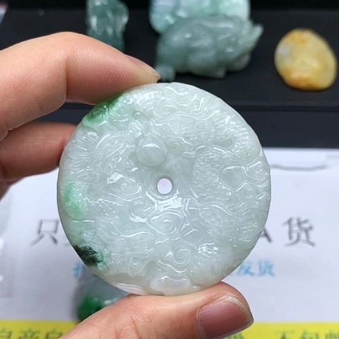 翡翠颈饰未镶嵌翡翠九龙扣