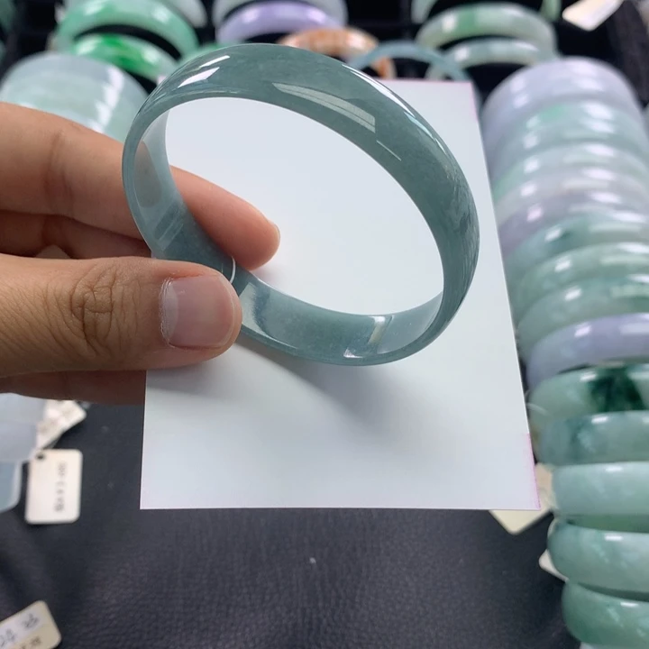 翡翠未镶嵌手镯公主