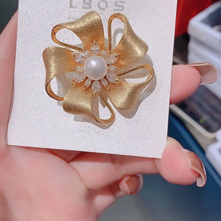 锆石铜合金金属拉丝花朵胸针