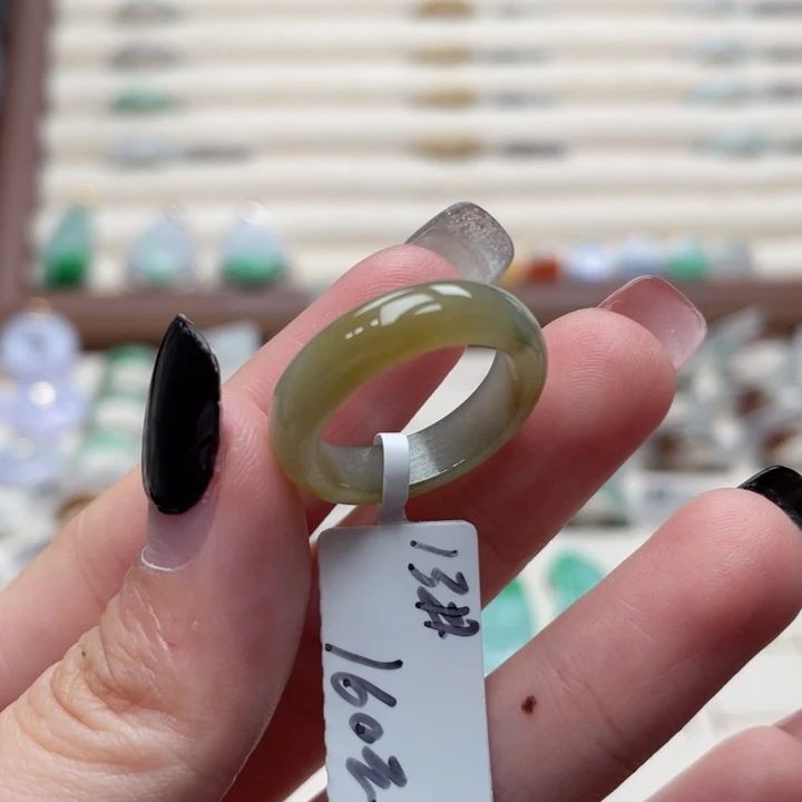 翡翠未镶嵌戒指a23港圈13黄加绿焦糖布丁