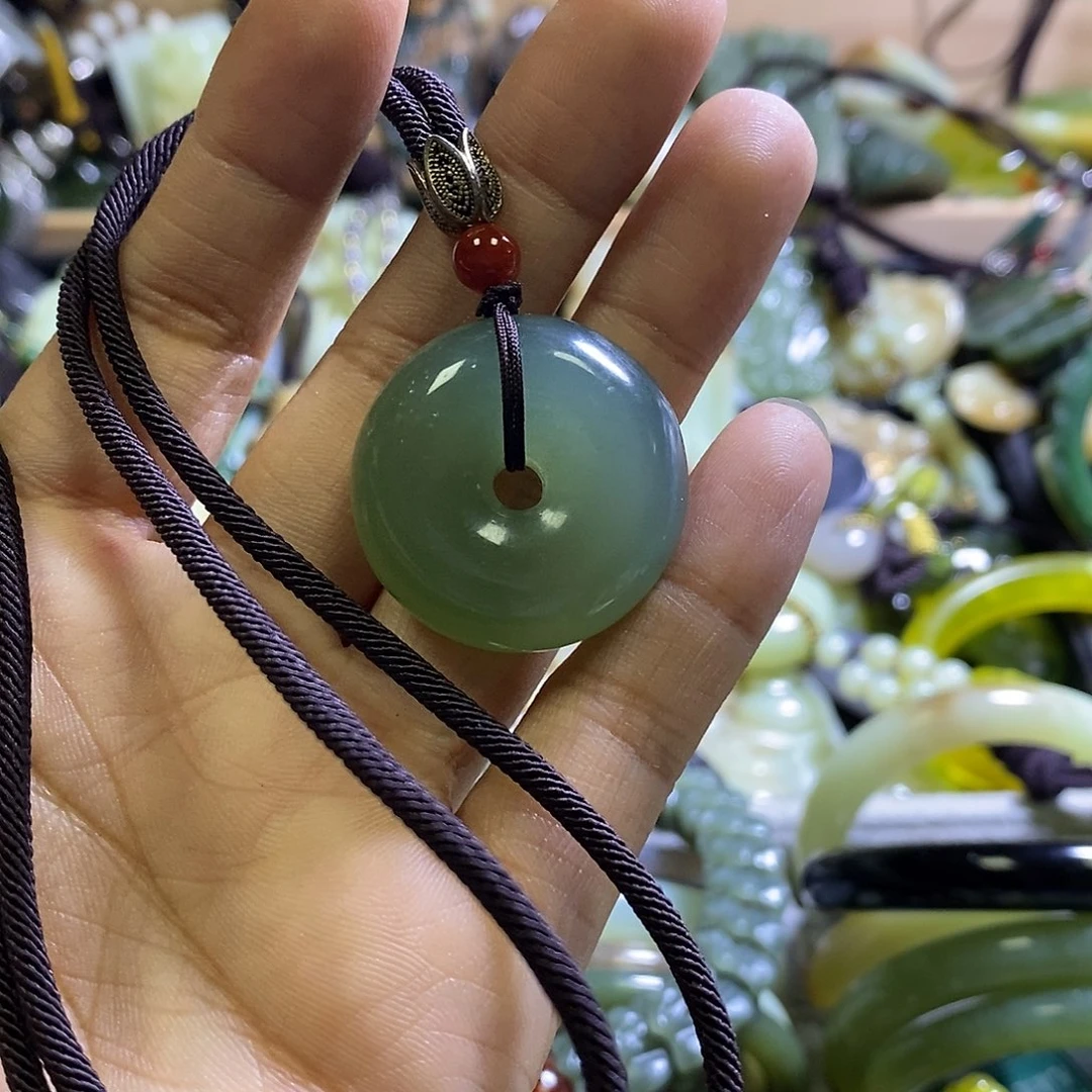 未镶嵌岫玉颈饰一个