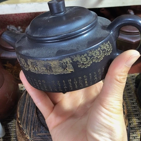 茶壶紫砂阳光泥料手工制作的一把紫砂壶。