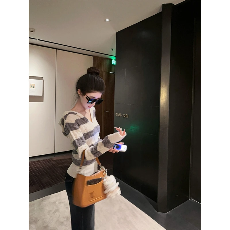 小众复古撞色条纹连帽长袖针织衫气质修身显瘦洋气百搭小个子上衣