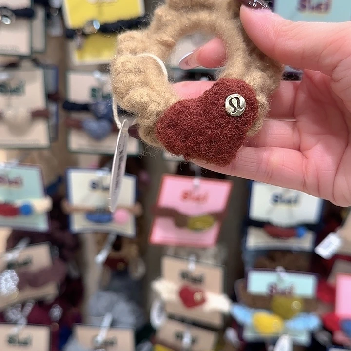 卡其色红爱心lu发绳