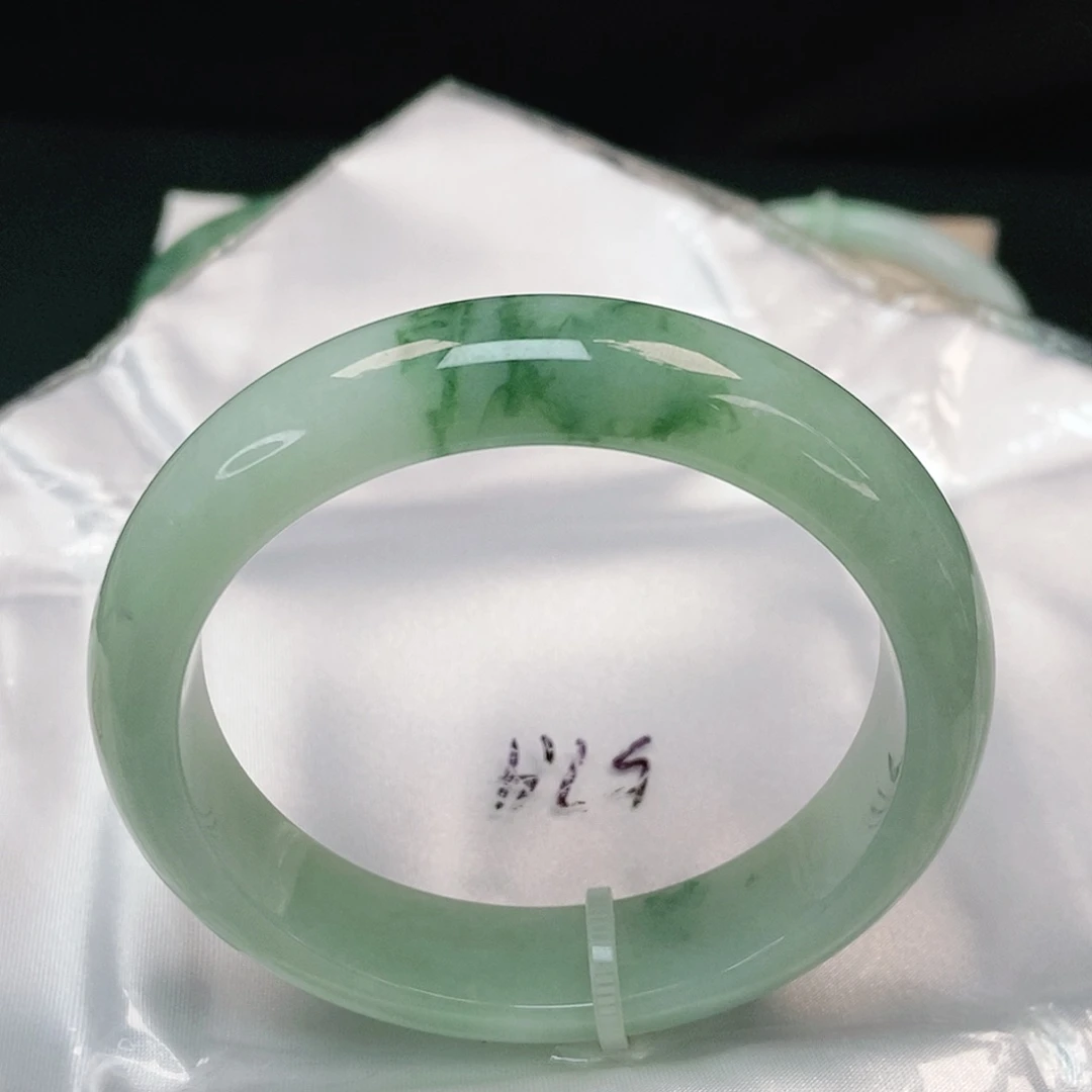 翡翠手镯未镶嵌正圈